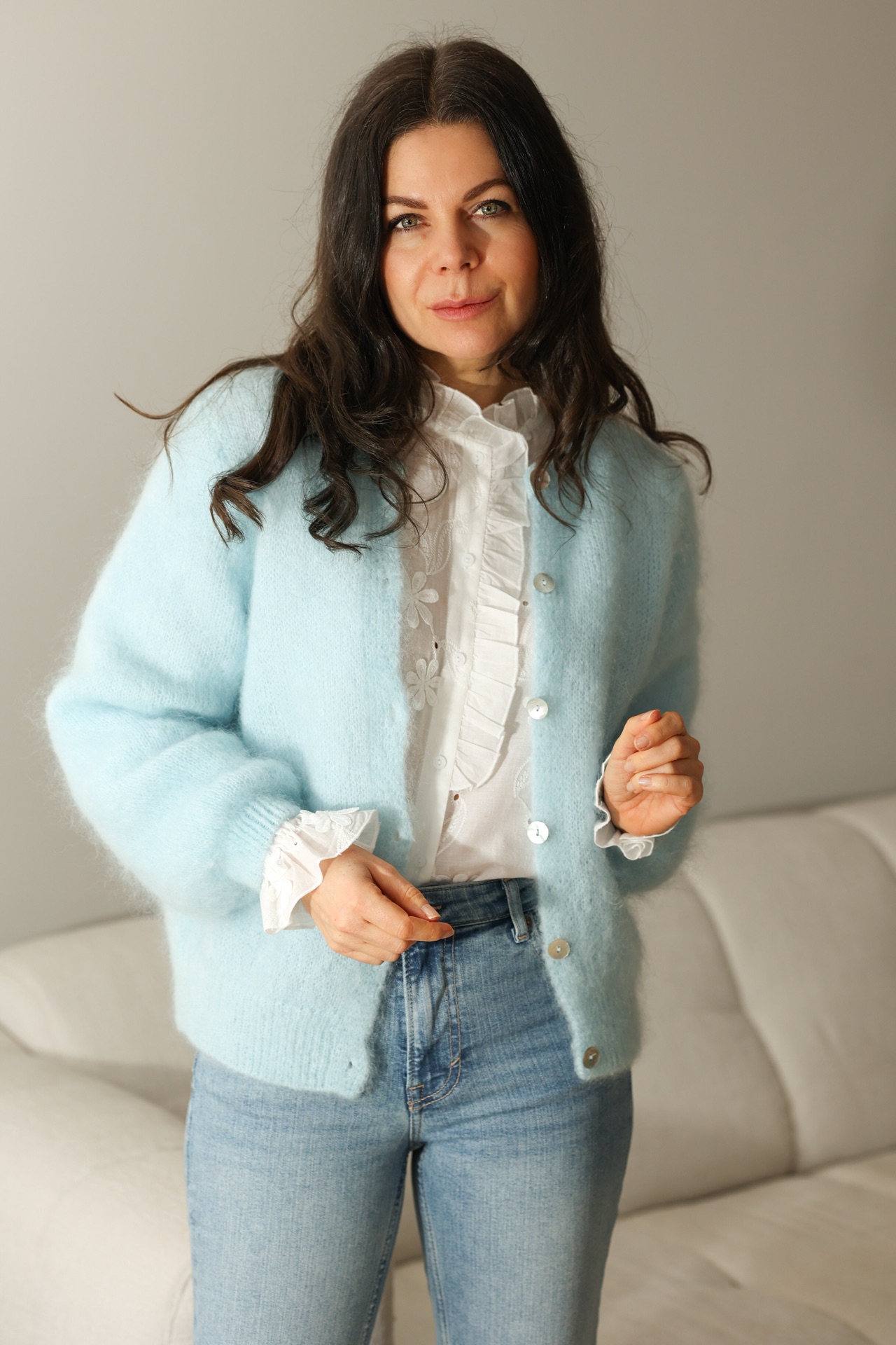 Weiße Bluse mit Blumendetail