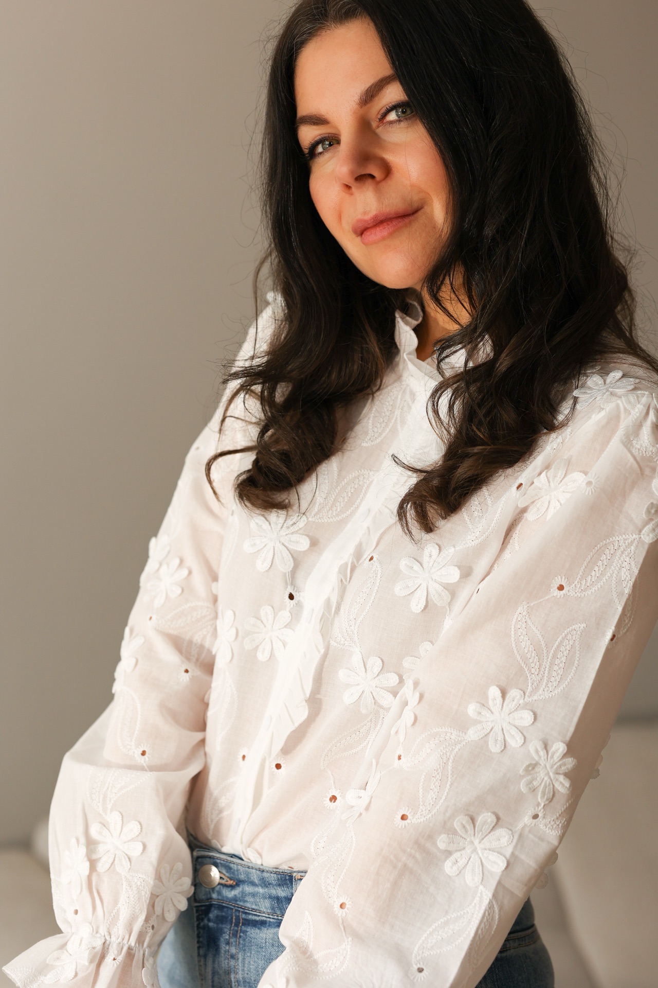 Weiße Bluse mit Blumendetail