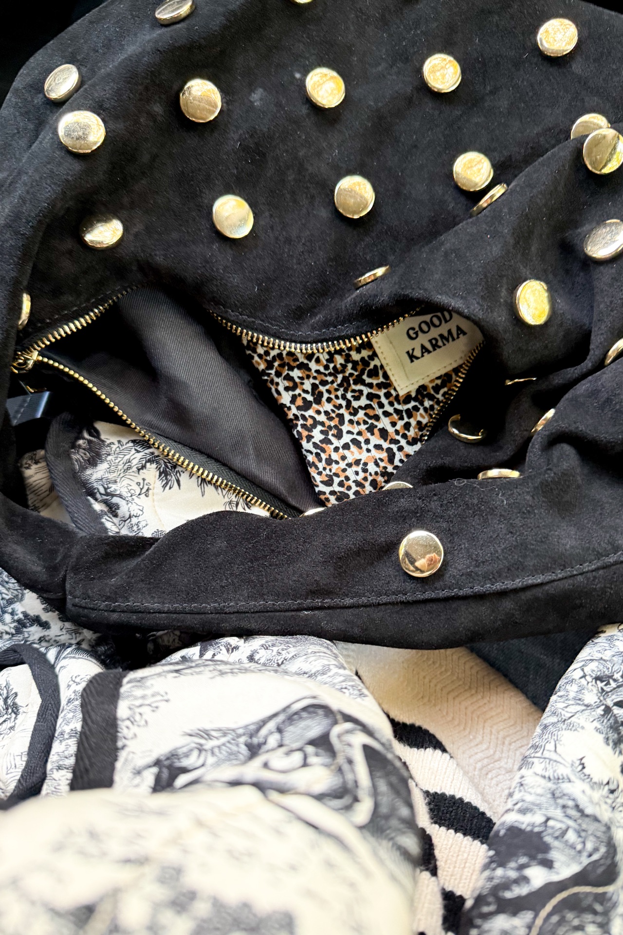 Wildledertasche mit Nieten