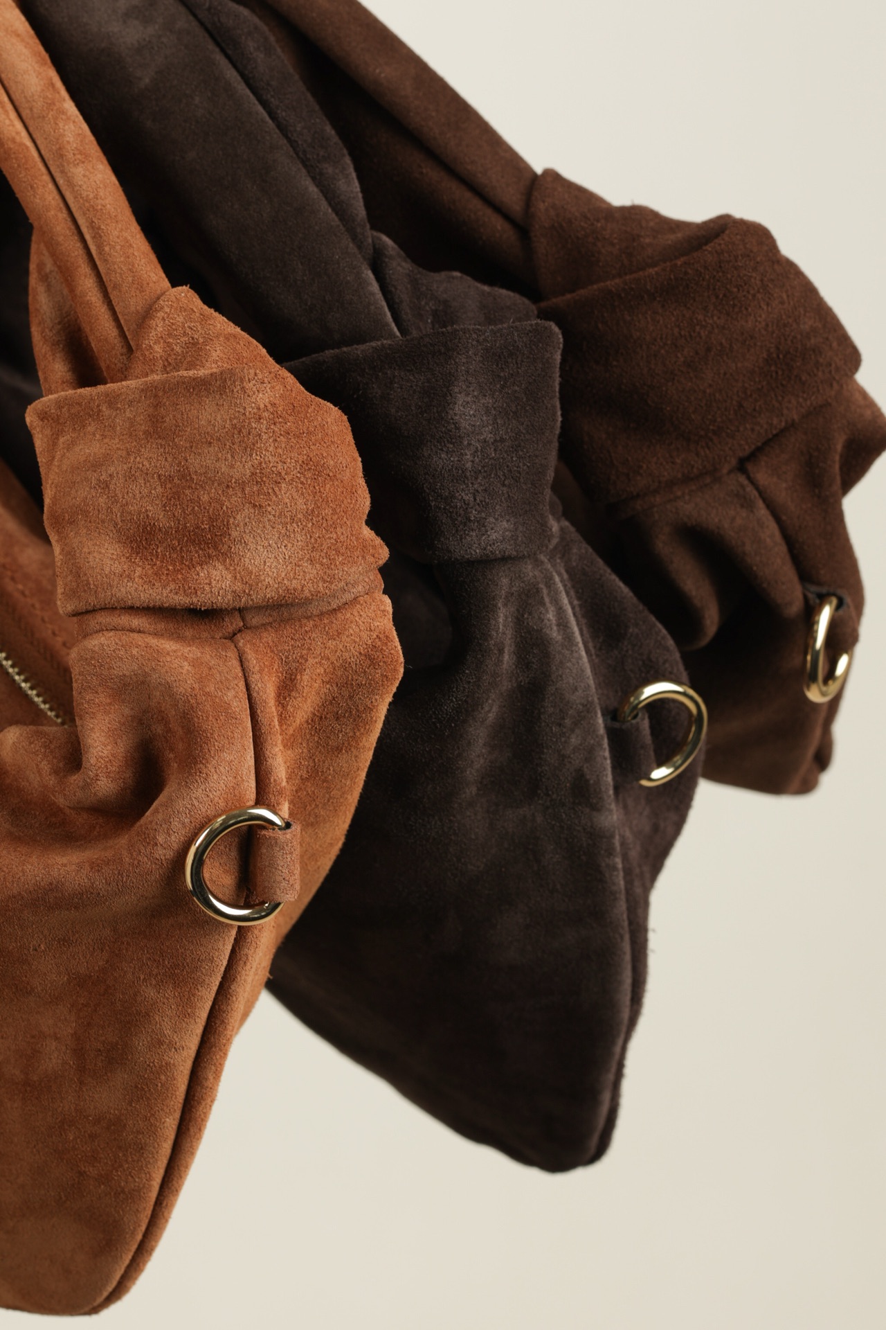 Wildledertasche mit Knoten