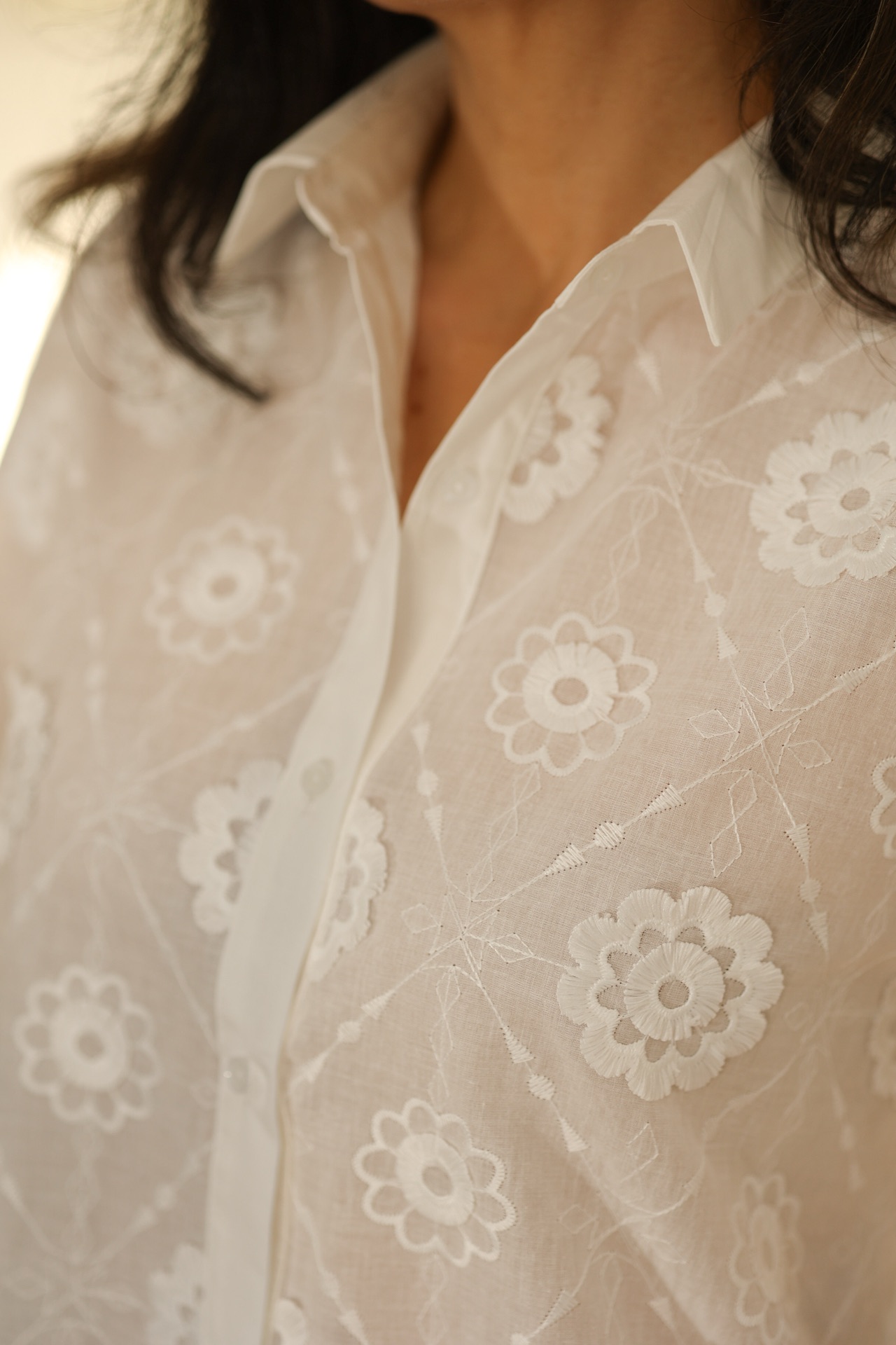 Bluse Claire mit aufgesetzten Blüten