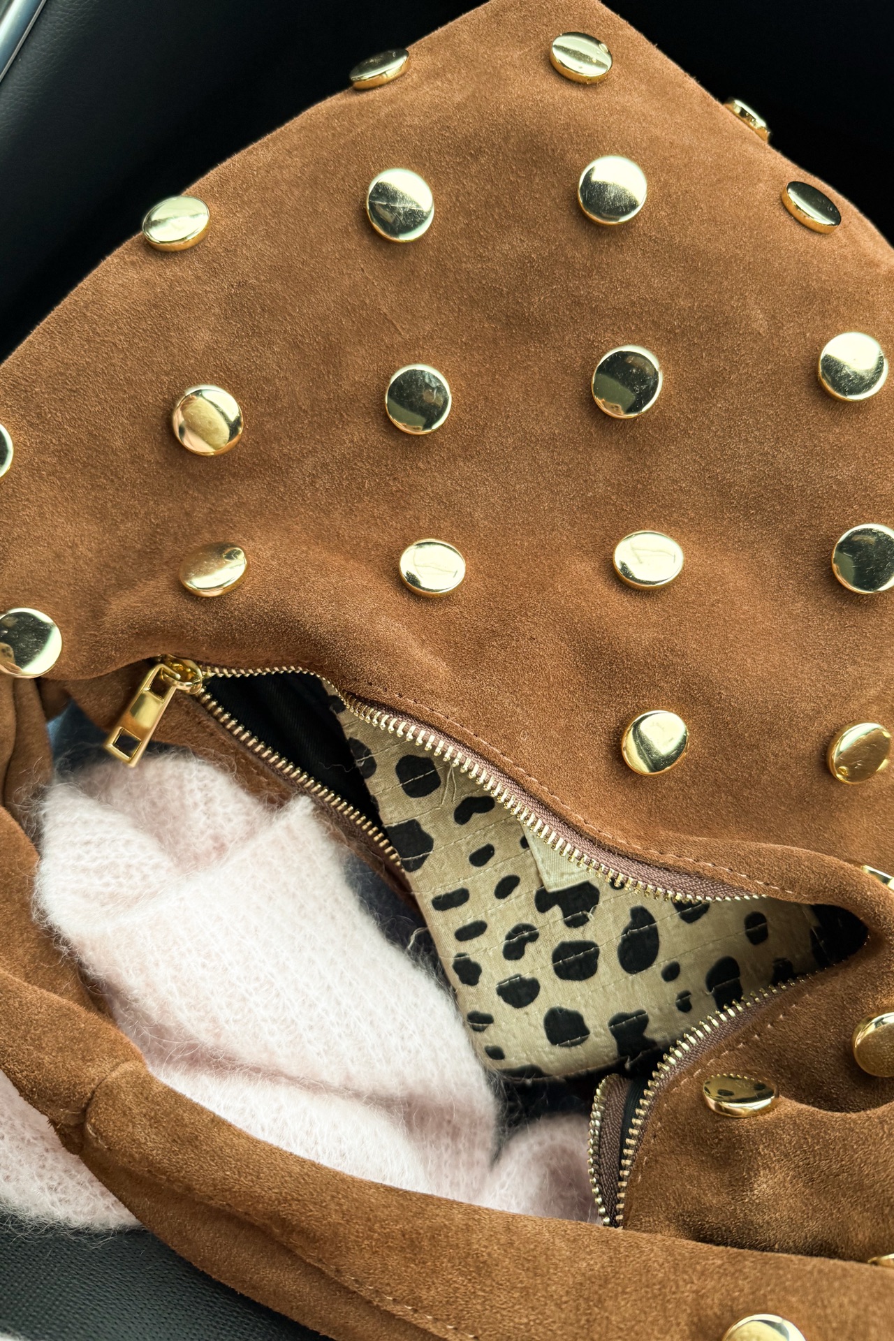 Wildledertasche mit Nieten