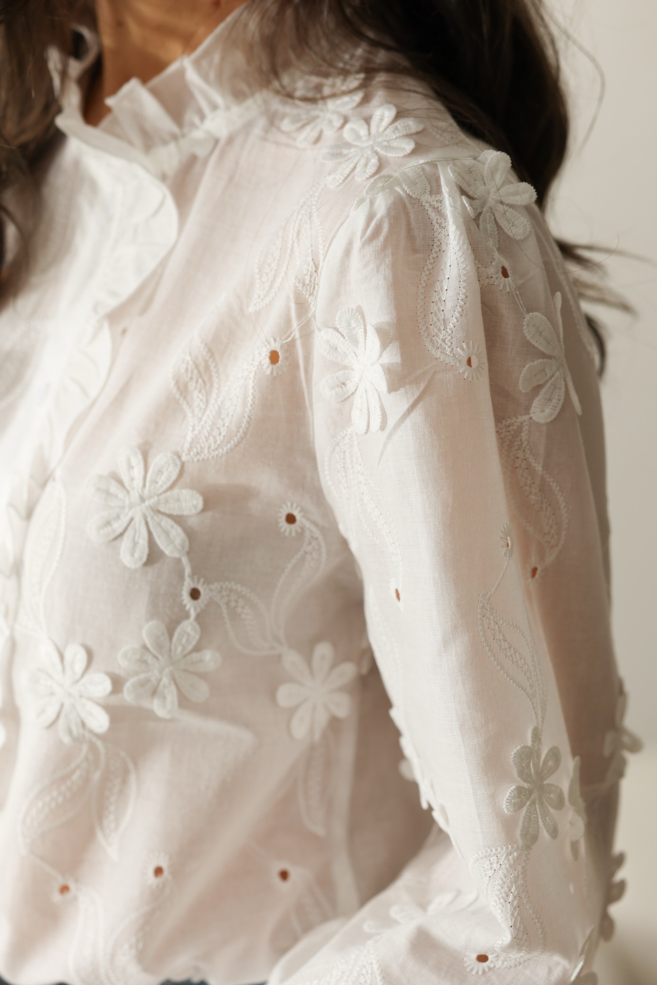 Weiße Bluse mit Blumendetail
