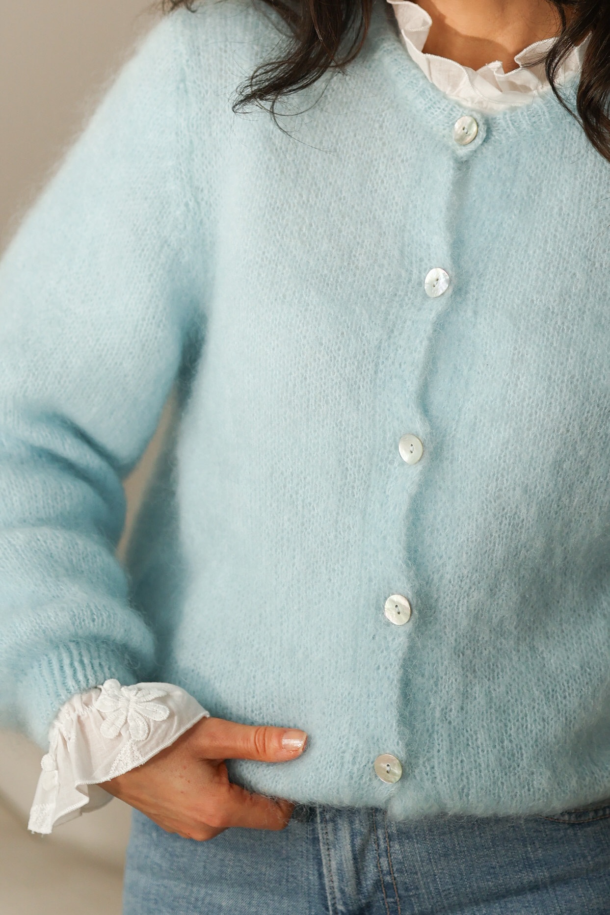 Weiße Bluse mit Blumendetail