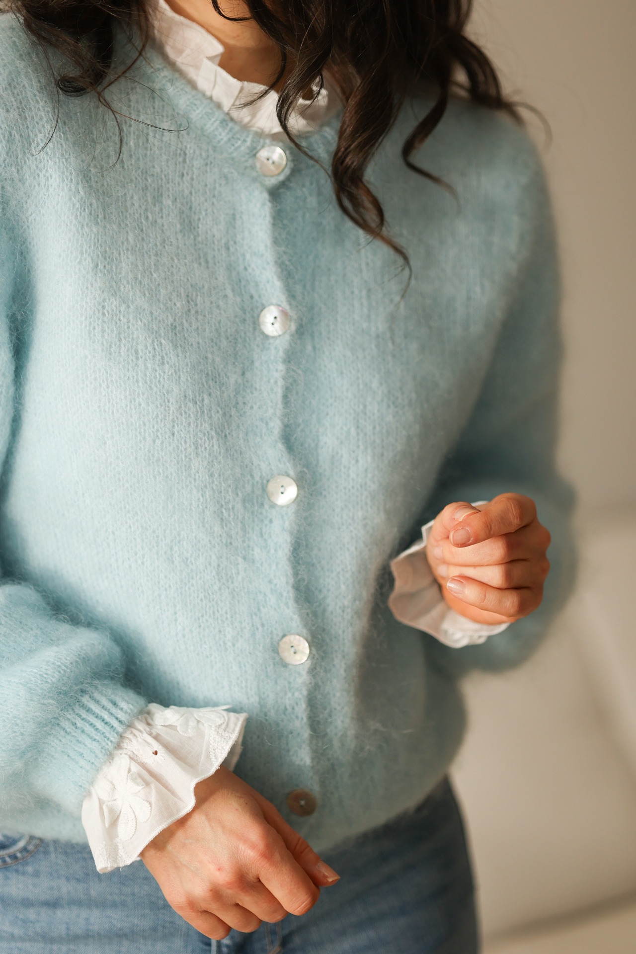 Weiße Bluse mit Blumendetail
